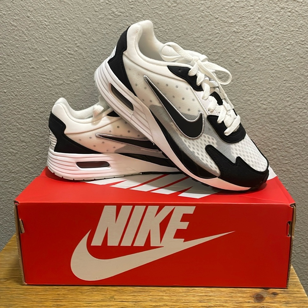 NIB Nike Women’s Air Max Solo, size 7.5
